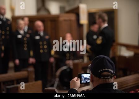 MUNCIE, Ind (28. April 2022) ein Veteran der Luftwaffe fotografiert während eines Konzerts in der High Street United Methodist Church den Chor der United States Navy Band Sea Chanters. Die Sea Chanters traten während ihrer 13-Städte-Tour, 2.000 Meilen, in sieben Bundesstaaten auf und verbanden Gemeinden im ganzen Land mit ihrer Navy. Stockfoto