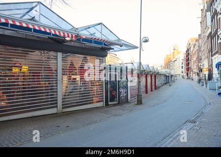 Ein Blick auf einen verlassenen Blumenmarkt während der Covid-19-Abriegelung, während der Coronavirus-Pandemie in Amsterdam Stockfoto