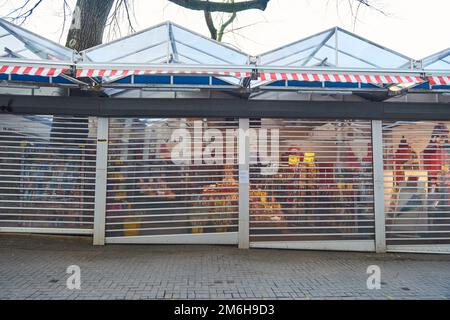 Ein Blick auf einen verlassenen Blumenmarkt während der Covid-19-Abriegelung, während der Coronavirus-Pandemie in Amsterdam Stockfoto