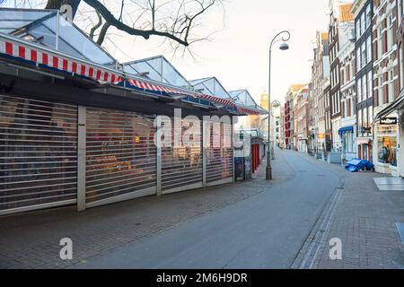 Ein Blick auf einen verlassenen Blumenmarkt während der Covid-19-Abriegelung, während der Coronavirus-Pandemie in Amsterdam Stockfoto