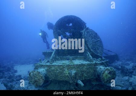 Überreste einer Dampflokomotive aus dem Zweiten Weltkrieg auf dem Meeresboden. Taucher im Hintergrund. Tauchplatz Thistlegorm Wreck, Sinai, Ägypten, Rotes Meer Stockfoto