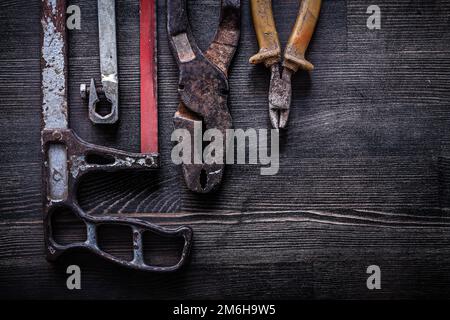 Set aus klassischer Seilschneider-Handsäge-Konstruktionskonzept. Stockfoto