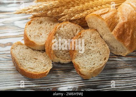 Geschnittene Brotweizenohren auf Holzoberfläche. Stockfoto