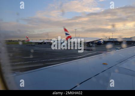 Ein Blick von einem britischen Flugzeug, das zur Landebahn am Flughafen Heathrow fährt Stockfoto