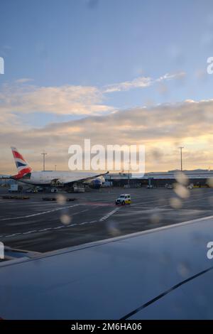 Ein Blick von einem britischen Flugzeug, das zur Landebahn am Flughafen Heathrow fährt Stockfoto