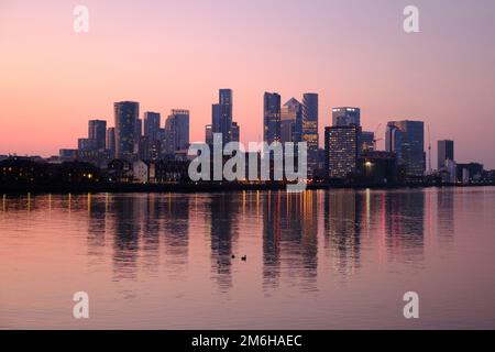 Pappel von der anderen Seite der Themse in Deptford in der Abenddämmerung im Winter gesehen Stockfoto