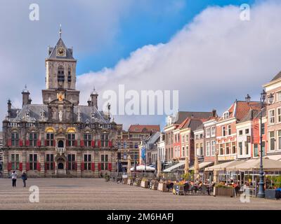 Das wunderschön restaurierte Rathaus Stadhuis Delft neben den traditionellen Gebäuden auf dem Marktplatz, Delft, Zuid-Holland, Holland, Niederlande Stockfoto