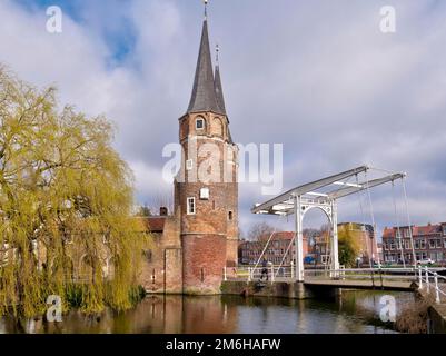 Das einzige erhaltene Stadttor in Oostpoort ist das Rijksmonument und die Brücke, Delft, Zuid-Holland, Holland, Niederlande Stockfoto