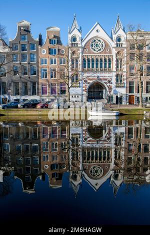 Historische Handelshäuser am Kanal in der Altstadt und mit Reflexion im Wasser, Amsterdam, Noord-Holland, Holland, Niederlande Stockfoto