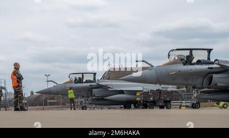 Mitarbeiter der französischen Luftwaffe führen am 28. April 2022 in Royal Air Force Lakenheath, England, während Point Blank 22-2 Vorflugkontrollen bei französischen Dassault Rafales durch. Zu dieser Wiederholung von Point Blank gehörten die französische Luftwaffe, die Royal Air Force und die Royal Netherlands Air Force. Stockfoto