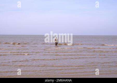 Die Flut kommt gegen Anthony Gormleys Skulptur, ein weiterer Ort am Crosby Beach Stockfoto