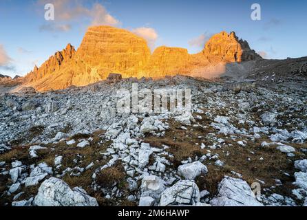 Alpenglühen auf Paternkofel, Three Peaks Naturpark, Südtirol Stockfoto