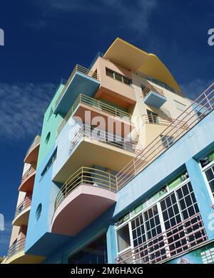 Farbenfrohe Architektur in der Marina von Albufeira, Algarve - Portugal Stockfoto