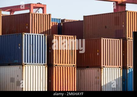 Großaufnahme der Container im Hof Stockfoto