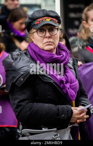 Sprecherin des Kurdischen Kulturzentrums in Paris, Berivan Firat anlässlich des Weißen marsches zu Ehren der drei kurdischen Aktivisten (Sakine Cansiz, Fidan Dogan und Leyla Saylemez), die am 9. Januar 2013 anlässlich des 10. Jahrestages ermordet wurden, Und drei kurdische Opfer (Emine Kara, mir Perwer und Abdurrahman Kizil) der Schießerei auf der Rue Enghien Street am 26. Dezember 2022 in Paris, Frankreich, am 04. Januar, 2023. Foto von Pierrick Villette/ABACAPRESS.COM Stockfoto