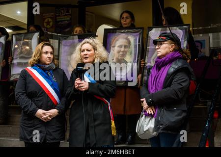 Der stellvertretende Bürgermeister von Paris, zuständig für die Gleichstellung der Geschlechter Hélène Bidard und Bürgermeister des 10. Pariser Bezirks, Alexandra Cordebard mit Sprecher des Kurdischen Kulturzentrums in Paris, Berivan Firat während des Weißen marsches zu Ehren der drei kurdischen Aktivisten (Sakine Cansiz, Fidan Dogan und Leyla Saylemez) Ermordet am 9. Januar 2013 anlässlich des 10. Jahrestages und drei kurdische Opfer (Emine Kara, mir Perwer und Abdurrahman Kizil) der Schießerei auf der Rue Enghien Street am 26. Dezember 2022 in Paris, Frankreich, am 04. Januar, 2023. Foto von Pierrick Villette/ABACAPRESS.COM Stockfoto