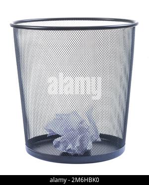 Papierkorb mit zerbröckelt Papier auf weißem Hintergrund gefüllt Stockfoto