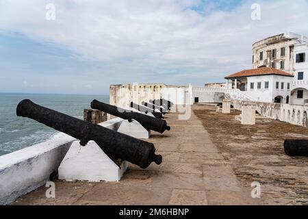 Kanonen, Cape Coast Castle, historisches Fort, Sklavenschloss, Gold Coast, UNESCO-Weltkulturerbe, Kapküste, Golf von Guinea, Ghana Stockfoto