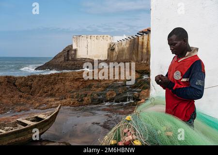 Fischernetzwerk, Fischerboot, hinter Cape Coast Castle, Slave Castle, Gold Coast, Golf von Guinea, Ghana Stockfoto