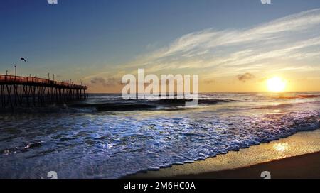 Avalon Pier bei Sonnenaufgang in Kill Devil Hills NC, an den North Carolina Outer Banks Stockfoto