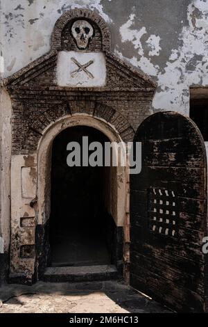 Schädel, Eingang zum Kerker, Elmina Castle, St. George's Castle, Festung, Sklavenschloss, Elmina, Gold Coast, Golf von Guinea, Ghana Stockfoto