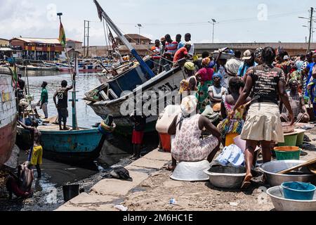 Frauen, Fischverkäufer, Fischmarkt, Fischerboot, Elmina-Fischereihafen, Goldküste, Golf von Guinea, Ghana Stockfoto