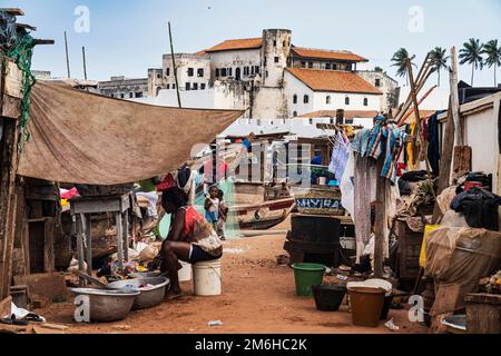 Dorfleben, Slum, zurück St. Georges Castle, Fort, Sklavenschloss, Elmina, Golf von Guinea, Ghana Stockfoto