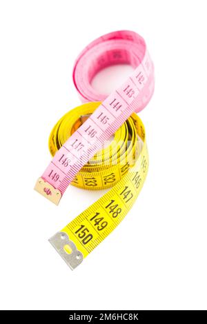 gelbe und rote Maßbänder Stockfoto