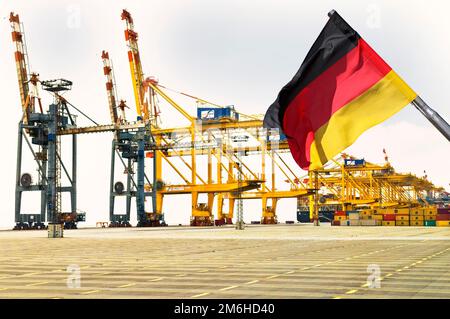 Containerterminal, Kräne, Ladestationen, Containerumschlag, gestapelte Container, Deutsche Flagge, Bremerhaven, Deutschland Stockfoto