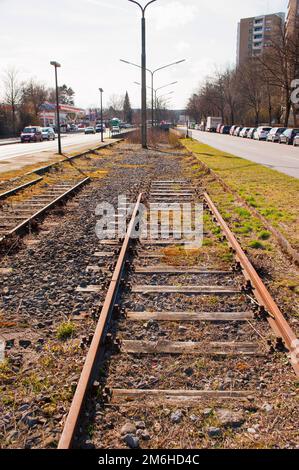 Tote Straßenbahn, ehemalige Straßenbahnlinie, stillgelegt, mit Bäumen und Schornsteinen überwuchert, Sendling, München, Bayern Stockfoto