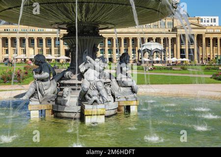 Brunnen am Schlossplatz mit Blick auf den Königsbau, Stuttgart, Baden-Württemberg, Deutschland, Stuttgart, Baden-Württemberg, Deutschland Stockfoto