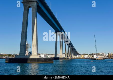 Coronado Bridge im Hafen von San Diego, Kalifornien, USA Stockfoto