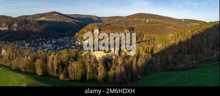 Burgruine, Drohnenbild, Ruine du Chateau de Soyhieres, Courroux, Jura, Schweiz Stockfoto