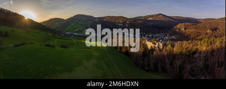 Burgruine, Drohnenbild, Ruine du Chateau de Soyhieres, Courroux, Jura, Schweiz Stockfoto