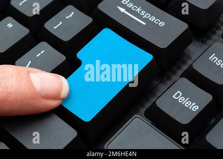 Zusammenstellen von Online-Forschungsmaterialien, Senden von Chat-Nachrichten, Aufzeichnen von Online-Notizen, Präsentation der Codierungsidee, Informationen G Stockfoto