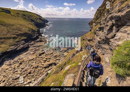 Tintagel - Mai 30 2022: Die legendäre antike Stadt Tintagel in Cornwall, England. Stockfoto