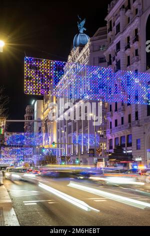 Nachtsicht auf Gran Via mit Weihnachtsbeleuchtung, Madrid Spanien Stockfoto
