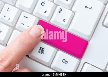 Schwierige Programmcodes Eingeben, Neues Lehrbuch Schreiben, Online-Notizen Aufzeichnen, Programmierideen Präsentieren, Informationen Sammeln Stockfoto