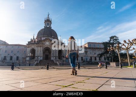 Ein junger Tourist im Heiligtum Loyola, der barocken Kirche Azpeitia, Gipuzkoa, dem Schrein Stockfoto