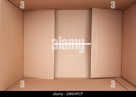 Sehen Sie sich die leere Pappschachtel in der Nahaufnahme an Stockfoto