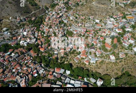 Luftdrohnenaufnahme des Bergdorfes Palaichori. Nikosia Zypern Stockfoto