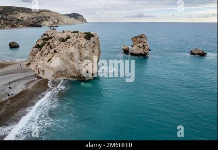 Drohnen-Luftbild des Küstengebiets von Rock of Aphrodite, Petra tou Romiou. Paphos Zypern Stockfoto