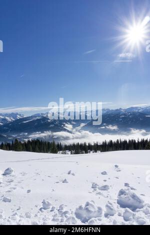 Malerisches Bergpanorama im Winter in den Salzburger Alpen, Österreich, Europa. Blick vom Berg Rossbrand auf das Tal und die umliegende Landschaft. Stockfoto