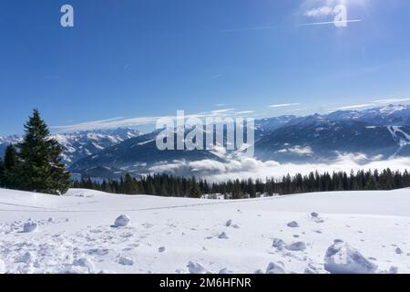 Malerisches Bergpanorama im Winter in den Salzburger Alpen, Österreich, Europa. Blick vom Berg Rossbrand auf das Tal und die umliegende Landschaft. Stockfoto