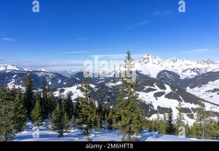 Malerisches Bergpanorama im Winter in den Salzburger Alpen, Österreich, Europa. Blick vom Berg Rossbrand auf das Tal und die umliegende Landschaft. Stockfoto