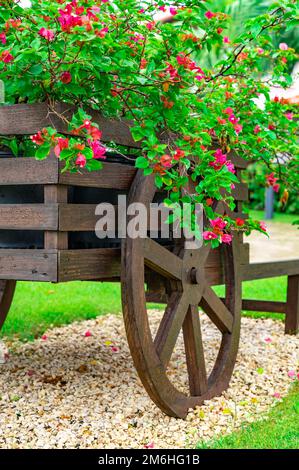 Dekorative Holz- Warenkorb mit Blumen Stockfoto