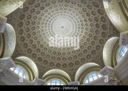 St. Petersburg, Russland - 23. November 2022: Das Innere des Hauses der niederländischen Reformierten Kirche in St. Petersburg. Die bemalte Kuppel der Rotunde, a l Stockfoto