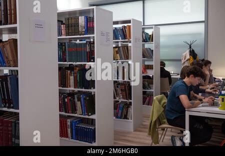 St. Petersburg, Russland - 15. November 2022: Leseraum der V. V. Mayakovsky Central City Public Library. Jugend, Schüler engagieren sich im Readi Stockfoto