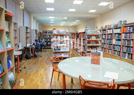 St. Petersburg, Russland - 23. November 2022: Bibliothek benannt nach Mayakovsky, Abteilung für Literatur und Musik. Ältere Menschen in der Lese Stockfoto