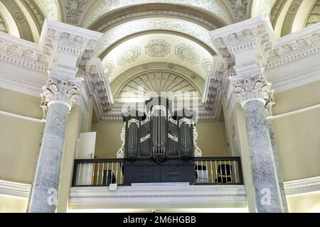 St. Petersburg, Russland - 23. November 2022: Das Innere des Hauses der niederländischen Reformierten Kirche in St. Petersburg. Orgel, Windmusikinstrument Stockfoto